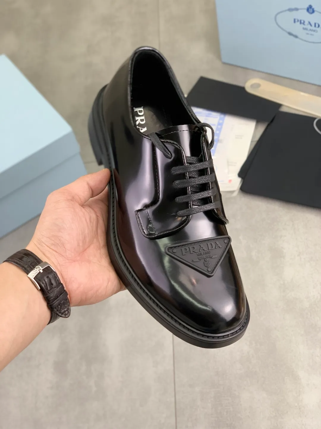 Men's Men's Shoes💰P640💰[New Style] High Quality Water-dyed Niuli 🆘[PRADA] Prada's latest casual business leather shoes for men! Listed simultaneously! The fabric is made of specially imported original calfskin, and the interior is made of imported water-dyed cowhide. It is absolutely luxurious and leads the fashion trend. High-end combination rubber outsole, size: 38-44 (45 and 46 can be customized) 3️⃣ colors available